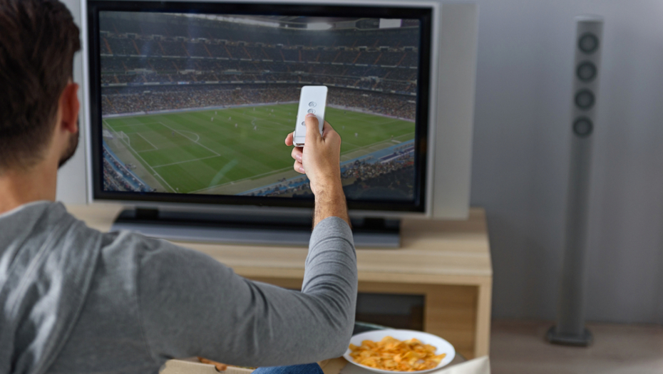 muškarac gleda utakmicu