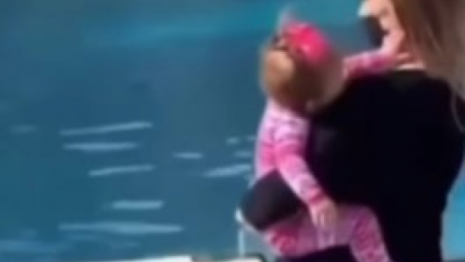 devojčica čupa majku