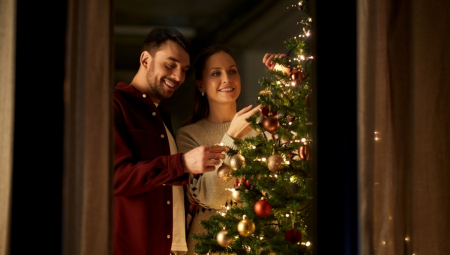 Svakog decembra ponovo se javlja dilema: da li je okićena jelka u skladu sa pravoslavnom tradicijom ili predstavlja običaj „uvezen“ sa Zapada?