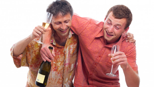 dva pijana muškarca