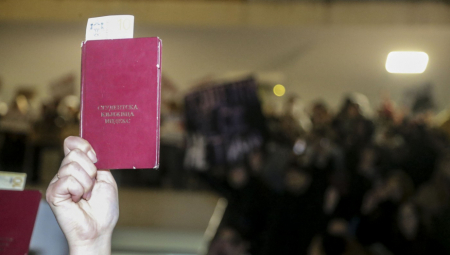 Pročitah pre neki dan jednu vest da će studenti od 15. do 25. decembra krenuti od vrata do vrata. Ovo mi je malo izazvalo zebnju, s obzirom na to da su zadnjih godinu dana ispred kuća i stanova gde stanuju razni predstavnici aktuelne vlasti, kao i građani koji su protiv blokada, blokaderi pravili velike nerede i uznemiravali ih.