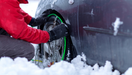 Kada je sneg na kolovozu, lanci se montiraju na pogonske točkove, i to na onim deonicama gde je označena obavezna upotreba