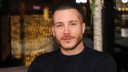 Tada su ga zadržali na razgovor, a onda su mu saopštili da neće moći da se ukrca na let