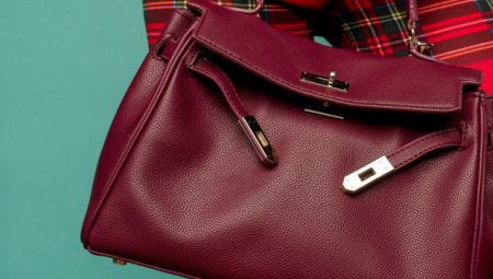 Devojka je kupila bordo torbu kako bi je iskombinovala sa jesenjim kombinacijama ne sluteći da je čeka veliko iznenađenje.