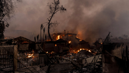 Vatrogasci na terenu uz pomoć 14 vatrogasnih aviona i helikoptera pokušavaju da ugase požar koji je izbio danas oko podne