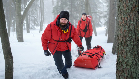 Četvoročlana porodica planinara iz Bugarske, koja je zbog nevremena bila zarobljena na planini Olimp u Grčkoj, danas je uspešno spasena, preneli su grčki mediji.