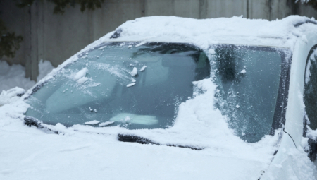 Močno neurje s točo prizadelo hrvaški otok Krk in ustvarilo zimsko podobo