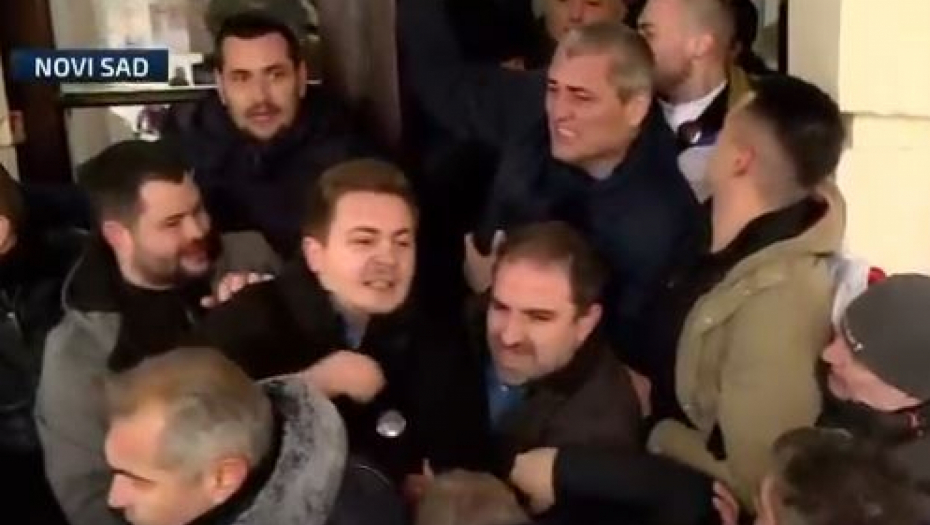 Opozicija napada policiju u Novom Sadu