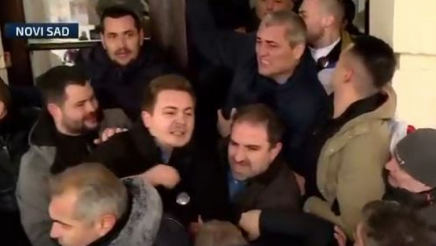 Opozicija napada policiju u Novom Sadu