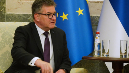 Bivši specijalni izaslanik Evropske unije za dijalog Beograda i Prištine Miroslav Lajčak rekao je sinoć za Tanjug da će od 1. aprila obavljati eksternu funkciju savetnika za strateška pitanja spoljne i bezbednosne politike slovačkog premijera Roberta Fica.