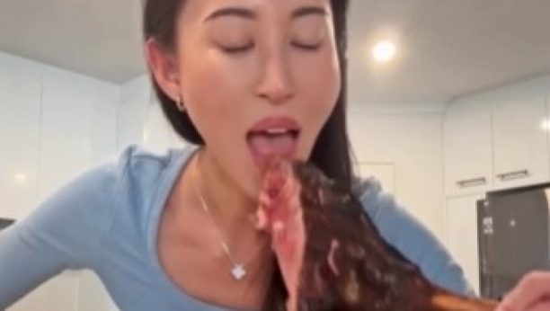 devojka jede samo meso