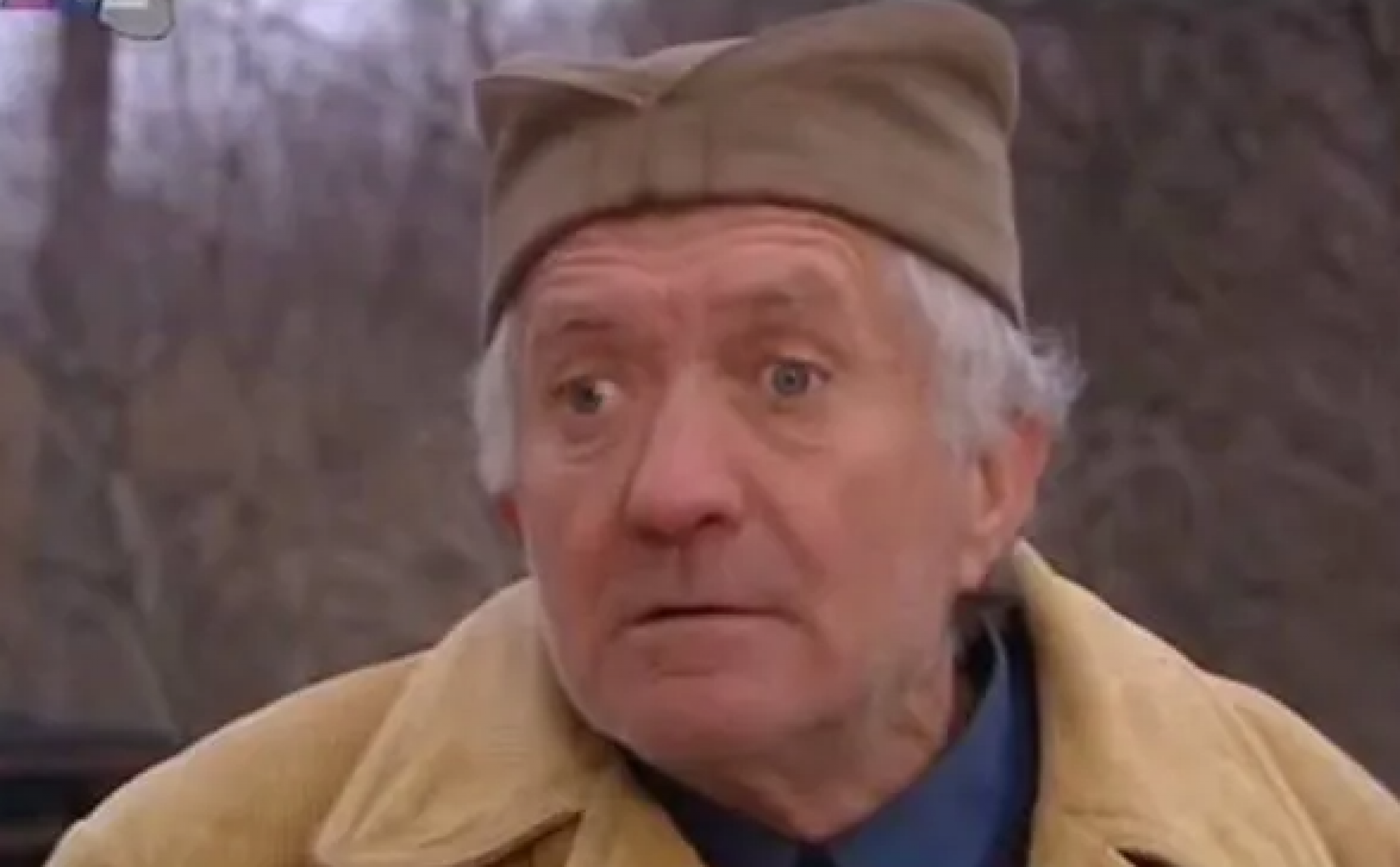 Selo gori a baba se češlja