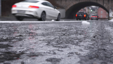 Šta uraditi ako auto krene da vam proklizava na putu: Jedan potez na menjaču će vas spasiti