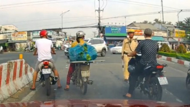 policajac zaustavlja motociklistu