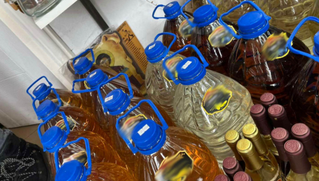 Državljanin BiH pokušao da prošvercuje čak 200 litara domaće rakije u Hrvatsku. Carina ga uhvatila na prelazu Slavonski Brod i odrezala mu drakonsku kaznu od 12.000 evra.