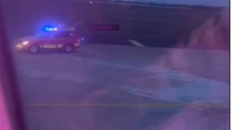 putnik iskočio iz aviona