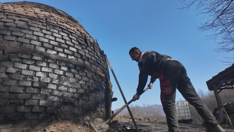 Milisav iz Osionice pravi ćumur