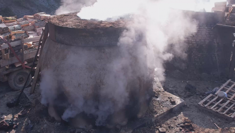 Milisav iz Osionice pravi ćumur