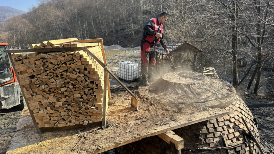 Milisav iz Osionice pravi ćumur