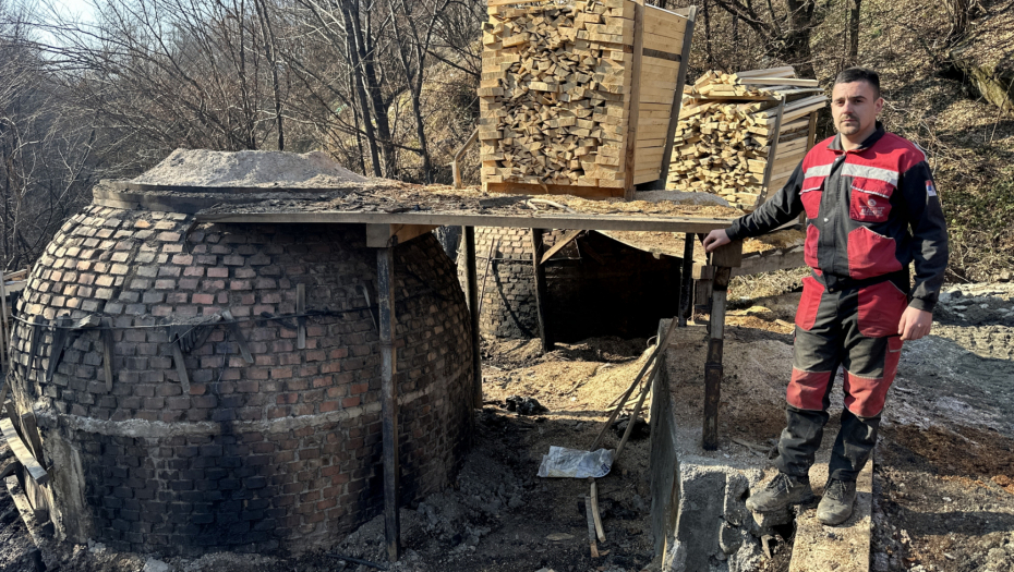 Milisav iz Osionice pravi ćumur