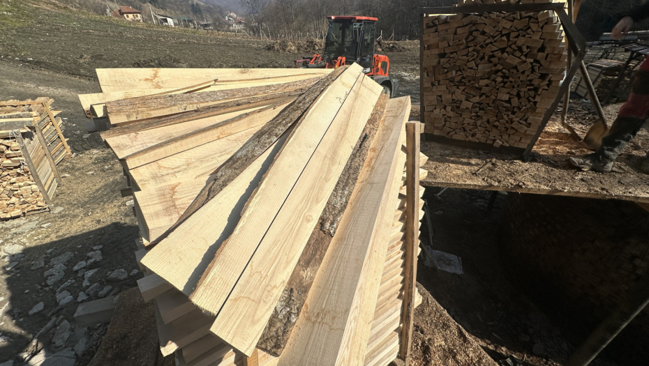 Milisav iz Osionice pravi ćumur