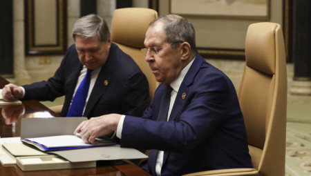 Mirovni pogovori in mednarodna podpora Ukrajini, medtem ko se opozarja na število žrtev