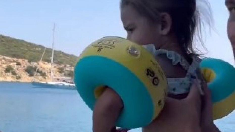 otac uči dete da pliva