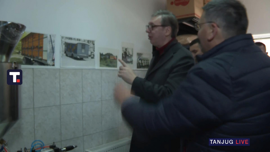 Predsednik Vučić u kući meda Milošević u selu Drmno