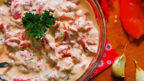 salata sa pečenim paprikama