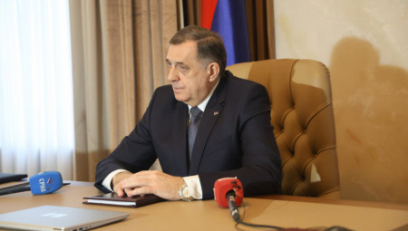 Predsednik Republike Srpske Milorad Dodik ocenio je najavljeni sastanak predstavnika opozicionih partija iz Srpske, sarajevske političke "Trojke" i predstavnika HDZ-a u organizaciji OHR-a, kao još jedan bezuspešan pokušaj OHR-a i mešanje u unutrašnje stvari BiH koje vodi daljem produbljivanju krize.