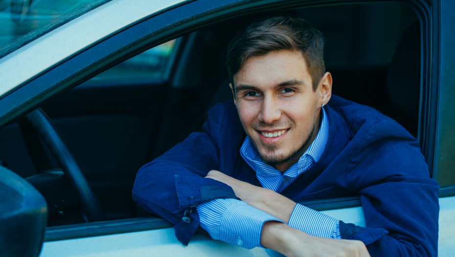muškarac u autu