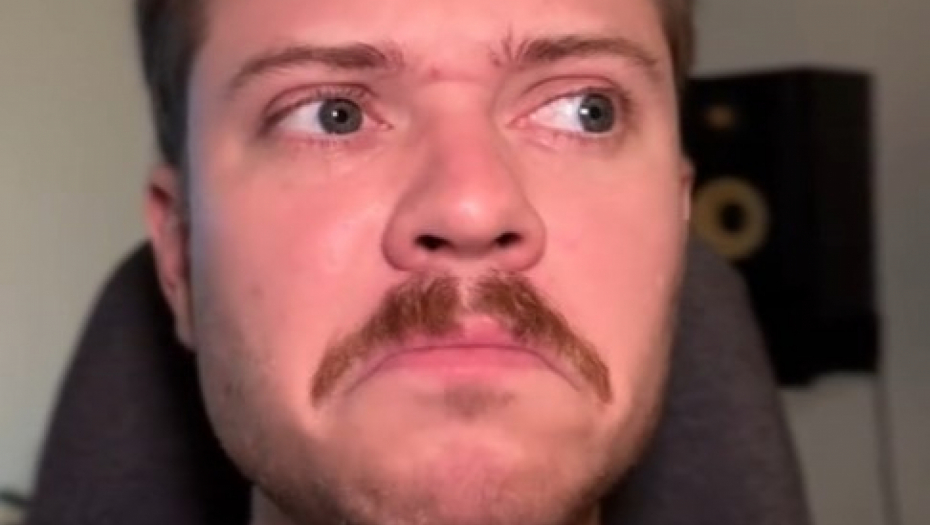 momak zaustavljen na aerodromu