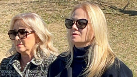 NA GROBLJE U KRAGUJEVCU STIGLA GOCA ŠAULIĆ U pratnji ćerke došla na sahranu Rajka Šerifovića