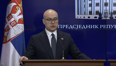 Na predlog predsednika Vlade Republike Srbije Miloša Vučevića, Vlada Republike Srbije usvojila je Zaključak kojim se nalaže izmena Zakona o udžbenicima.