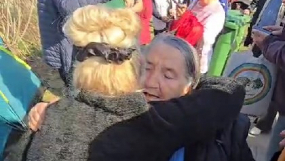 Baka grli majku studenta