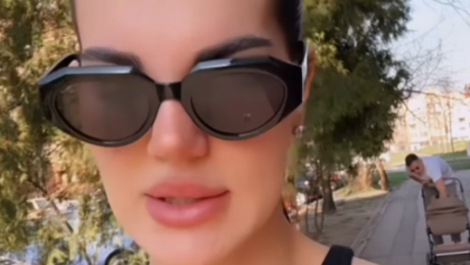 Jovana i Bogdan u šetnji sa sinom