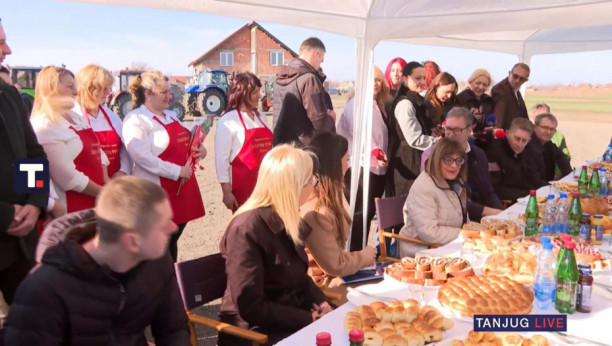 Vučić razgovara sa poljoprivrednicima u Sefkerinu