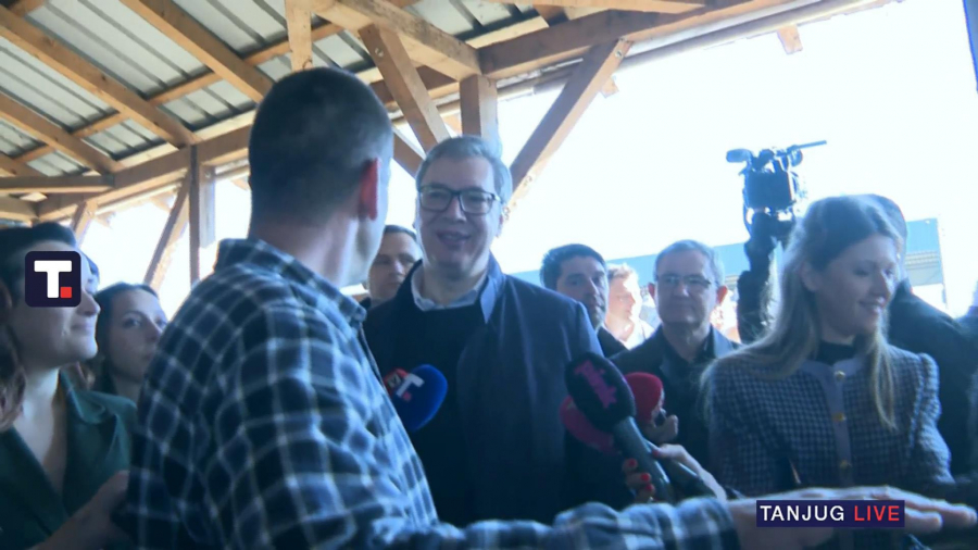 Predsednik Vučić u razgovoru s poljoprivrednicima u Pančevu
