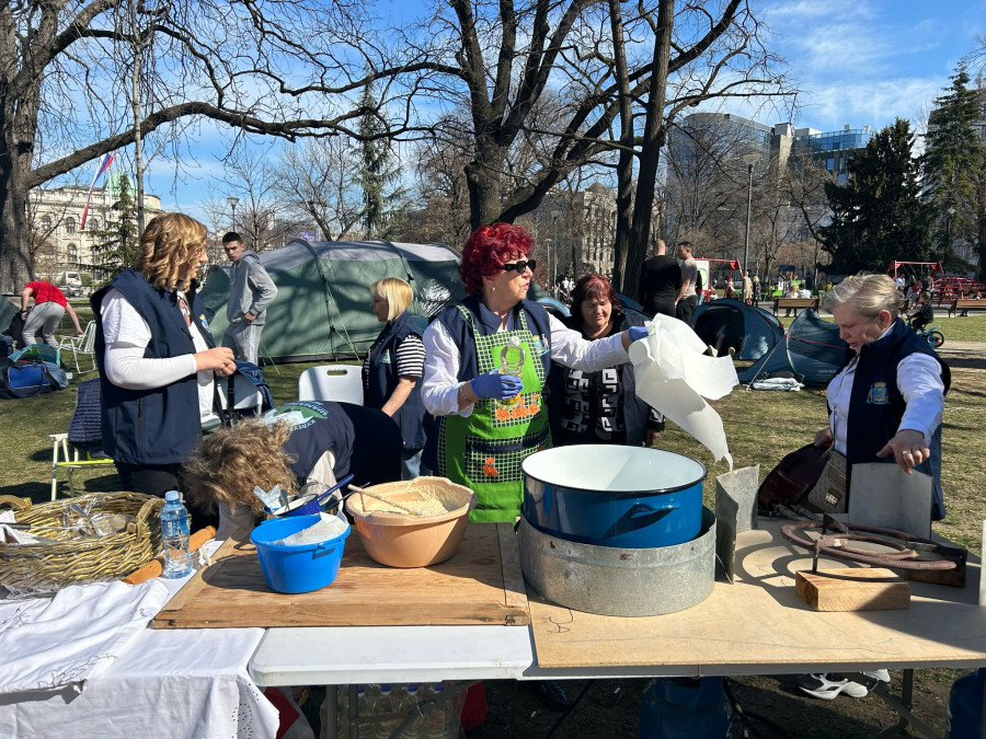 Žene došle da spremaju uštipke studentima