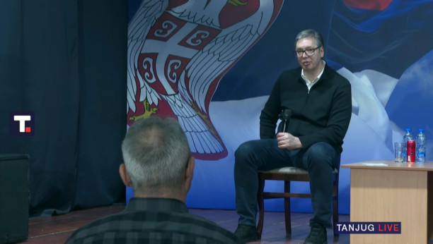 Predsednik Vučić razgovara sa građanima Bele Crkve
