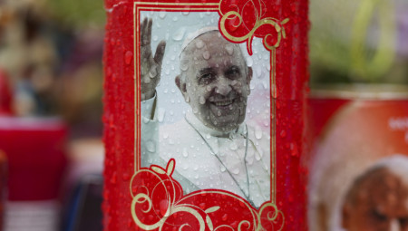 Papa je više od mesec dana proveo na "farmakološkim terapijama, respiratornim i motoričkim fizioterapijama, delimično radnim aktivnostima i molitvama"