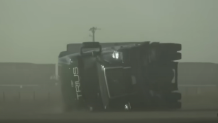 Tri osobe poginule su saobraćajnim nesrećama koju je izazvala "Velika martovska" peščana oluja u Teksasu.