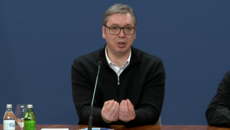 Predsednik Srbije Aleksandar Vučić izjavio je večeras da je tokom protesta u Beogradu bilo dosta nasilja i istakao da policija nije upotrebila ni pendrek, čestitajući policiji i bezbednosnim službama na tome što je sačuvana stabilnost