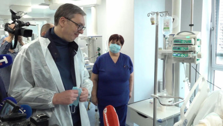 Predsednik Srbije Aleksandar Vučić obišao je danas pacijente koji su iz Severne Makedonije tranposportovani u Beograd radi daljeg lečenja. Oni su, uz teže povrede, preživeli užasnu tragediju u kojoj je u diskoteci u mestu Kočani u Makedoniji izgorelo 59 ljudi.