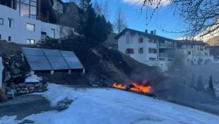 Tri osobe su poginule u nesreći malog aviona koji se srušio u Alpima na jugoistoku Švajcarske, saopštila je danas lokalna policija.