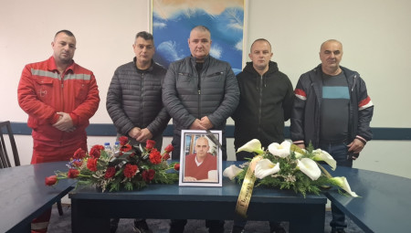 Kolege se oprostile od preminulog vozača Hitne pomoći. Oni su ispod njegove sliek napsiali „Nema reči“.