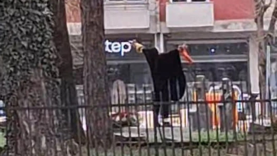 žena pleše na vlaškom groblju