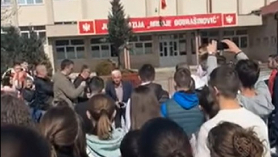 novo vuković drži govor pred bjelopoljskim gimnazijalcima