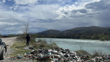 Primetivši incident, odmah je skočio za njom i uspeo da je izvuče iz nabujale reke