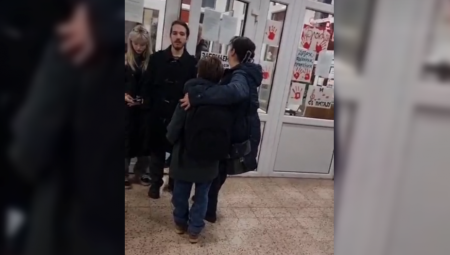 Pored očiglednog nepoštovanja profesorski od stane blokadera u Kragujevcu, kamera je snimila i sramno ophođenje prema detetu